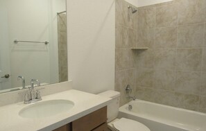 Serviettes fournies, savon, papier toilette