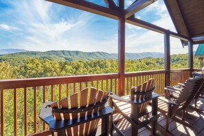 Property grounds - Smoky Mountain Log Cabin w/ Hot Tub (Pigeon Forge)