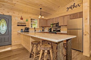 Kylskåp, mikrovågsugn, ugn och spishäll