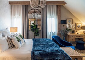 Quarto casal com design assinado, vista para o jardim | Roupas de cama premium, frigobar, individualmente decorados