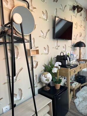 Economy Twin Room | Premium bedding, minibar, individually decorated, individually furnished