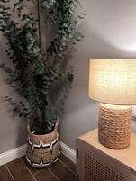 Quarto casal com design assinado, vista para o jardim | Roupas de cama premium, frigobar, individualmente decorados