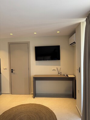 Panoramic Suite, Sea View | Laptop workspace, soundproofing, iron/ironing board