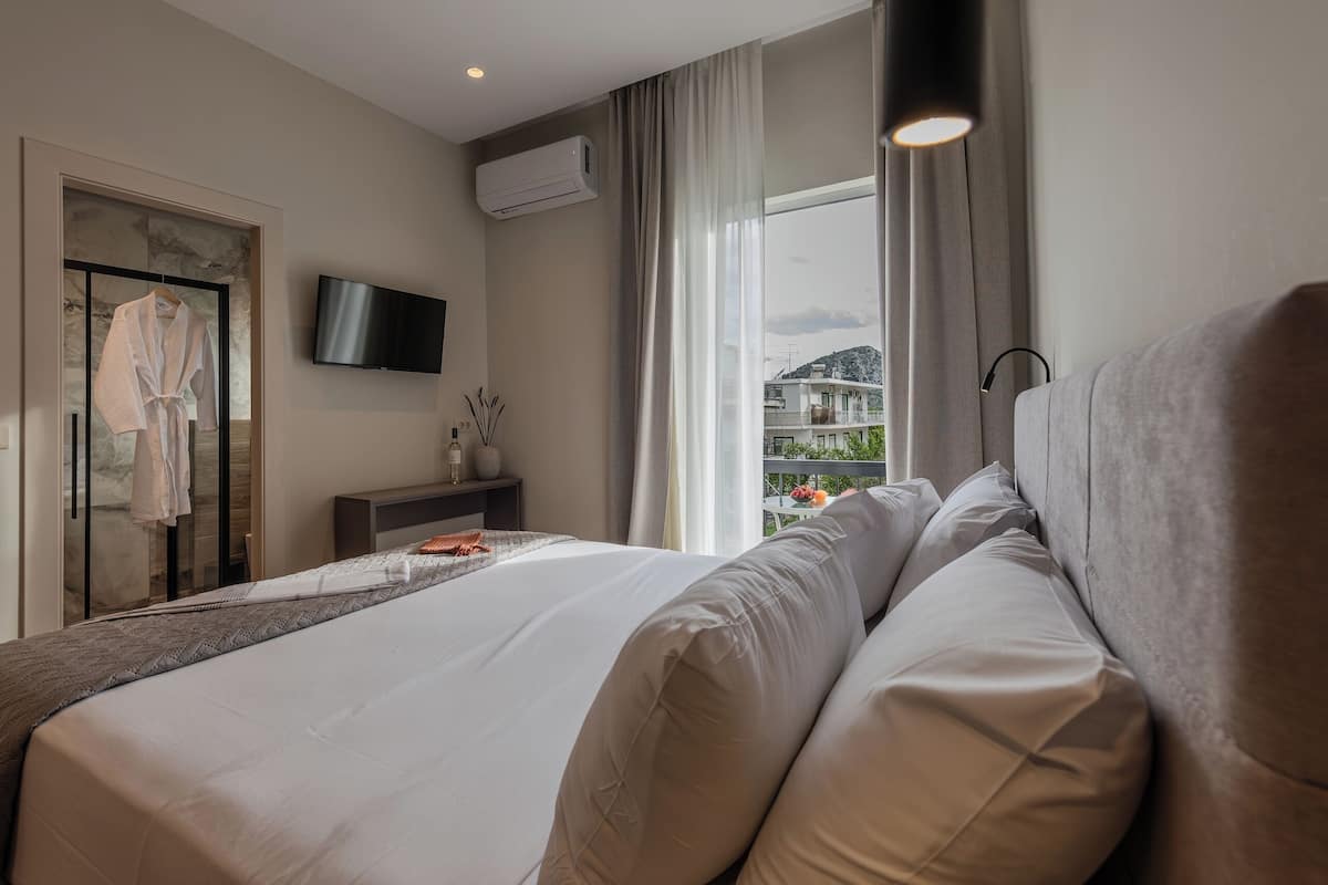 Suite Superior, pemandangan laut terbatas | Ruang kerja ramah laptop, kedap suara, dan setrika/meja setrika