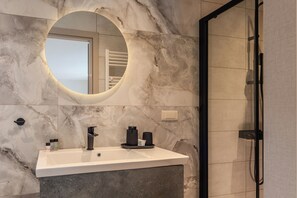 Suite panorámica, vistas al mar | Baño | Ducha y cabezal de ducha tipo lluvia