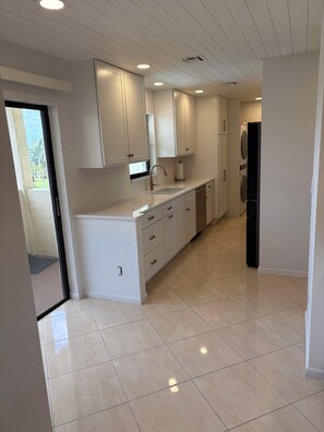 Een microgolfoven, een oven, een kookplaat, een vaatwasser