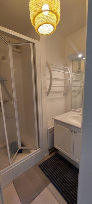 Dusche, Haartrockner, Handtücher, Toilettenpapier