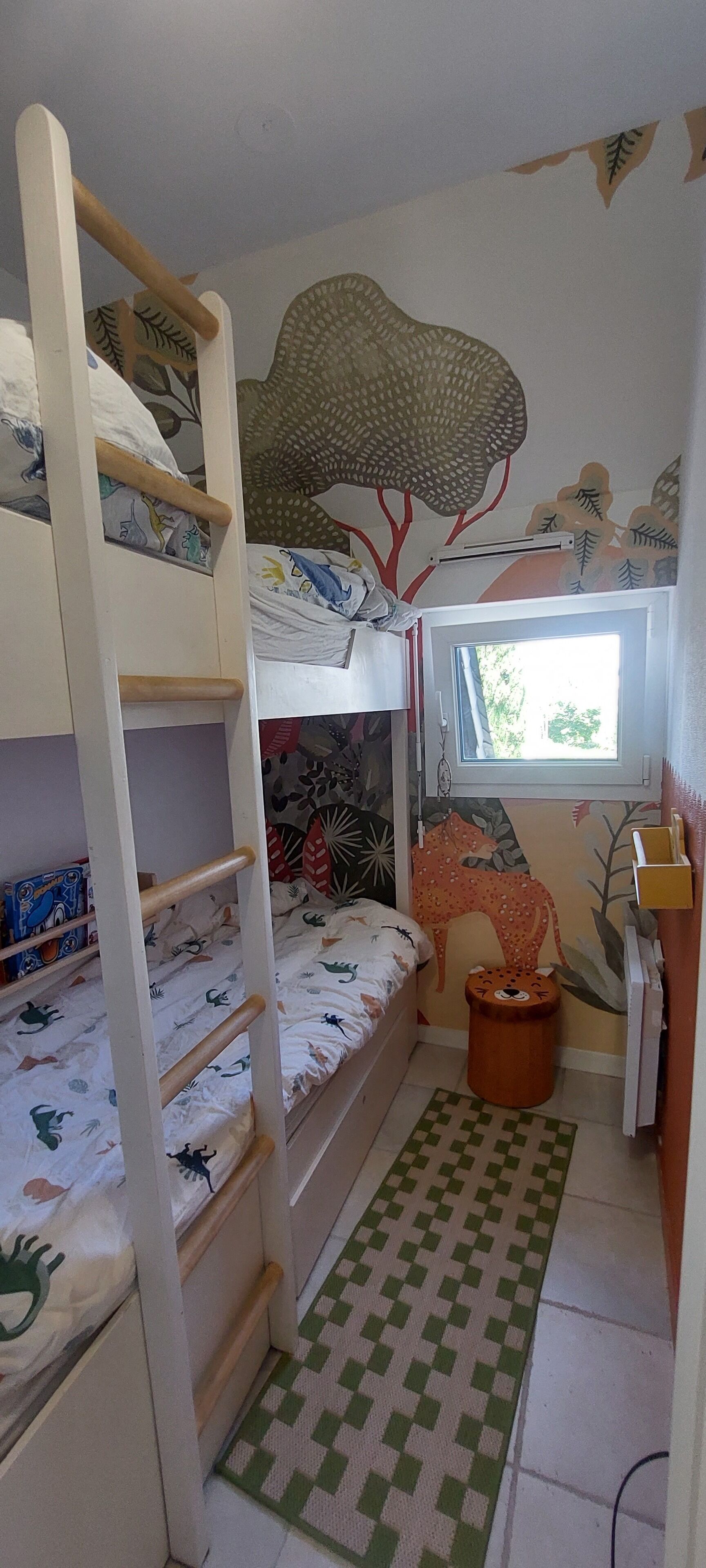 2 slaapkamers, een strijkplank/strijkijzer, reisbedje, gratis wifi
