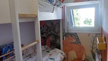 2 slaapkamers, een strijkplank/strijkijzer, reisbedje, gratis wifi