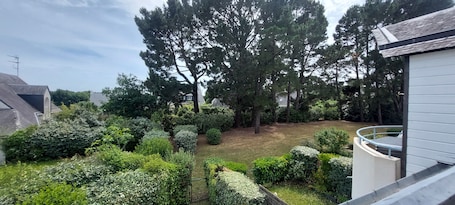 Property grounds. Ideal apartment for families close to the sea