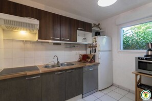 Kühlschrank, Mikrowelle, Geschirrspüler, Hochstuhl