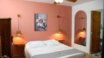 Quarto casal luxo, vista para o jardim | Cofres nos quartos, escrivaninha, espaço de trabalho para notebook
