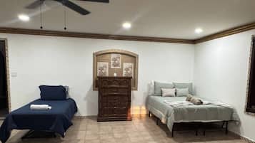 5 bedrooms, iron/ironing board, WiFi, bed sheets