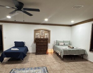 5 bedrooms, iron/ironing board, WiFi, bed sheets