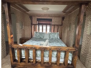 5 bedrooms, iron/ironing board, WiFi, bed sheets - Gated Hacienda Great for Family (Alton)
