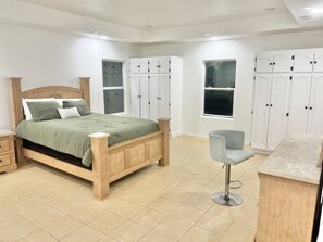 5 bedrooms, iron/ironing board, WiFi, bed sheets - Gated Hacienda Great for Family (Alton)