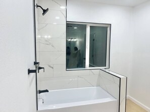 Secadora de cabello, toallas, jabón, papel de baño 