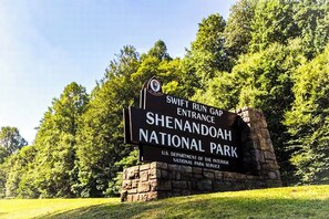 Señal de entrada al Parque Nacional Shenandoah, indicando la entrada por Swift Run Gap.