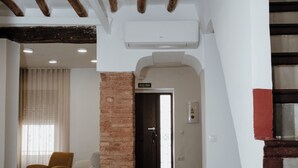 A hallway with a checkered floor, a brick pillar, and a door labeled "SALIDA".
