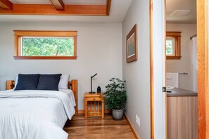 1 habitación, escritorio, tabla de planchar con plancha y cuna de viaje 