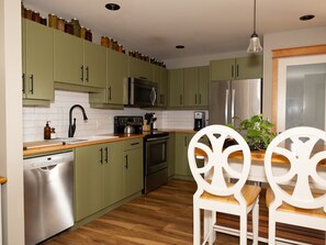 Kjøleskap, mikrobølgeovn, ovn og kokeplater