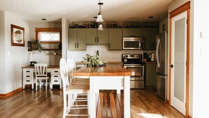 Coffee/tea maker, fridge, microwave, oven