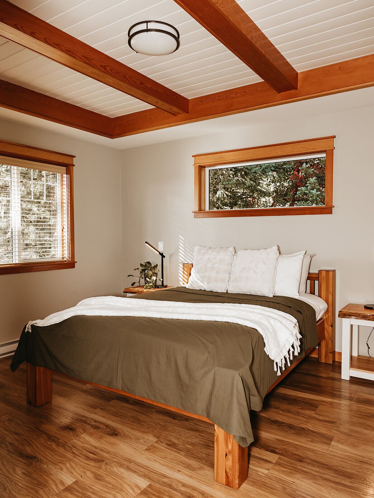 1 chambre, bureau, fer et planche à repasser, lit parapluie