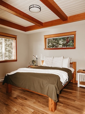 1 dormitorio, escritorio, tabla de planchar con plancha y cuna de viaje