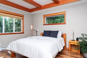 1 habitación, escritorio, tabla de planchar con plancha y cuna de viaje 