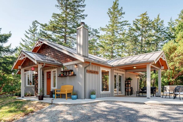 Exterior - Smoky Mountain Retreat-The Forest Cabin (Metchosin)