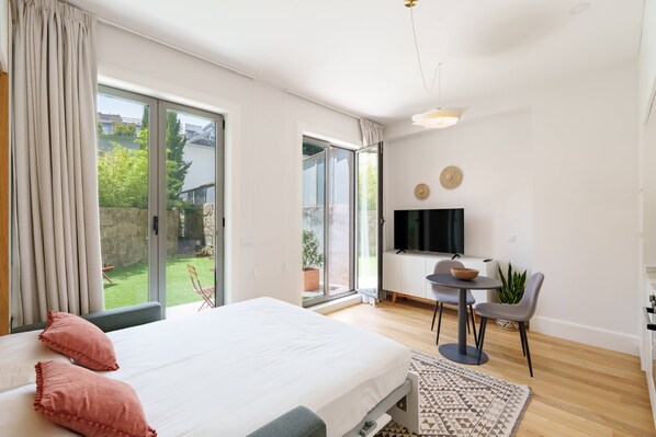 Strykjärn/strykbräda, internet och sängkläder