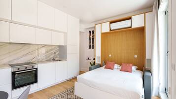 Iron/ironing board, internet, bed sheets