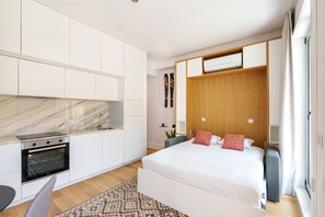 Iron/ironing board, Internet, bed sheets
