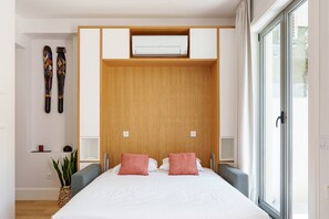 Een strijkplank/strijkijzer, internet, beddengoed