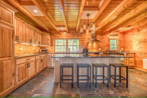 Lakeside Lodge |Family Cabin w/Hot Tub & Steam Shower