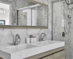 Toallas, jabón, shampoo, papel de baño 