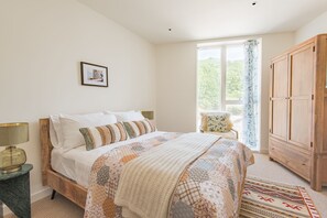 1 多间卧室、上网接入、床单