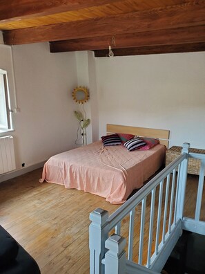 1 多间卧室、旅行婴儿床、床单