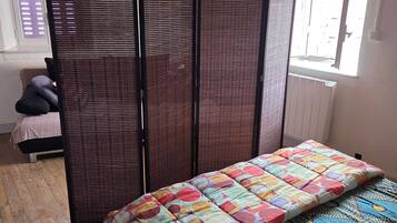 1 camera, culla da viaggio, lenzuola