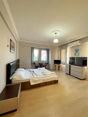 3 habitaciones, tabla de planchar con plancha, wifi y ropa de cama 