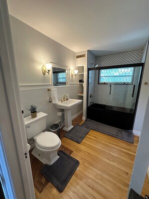 Hair dryer, towels, soap, shampoo - The Grand Rapidian- Historic 4-bedroom House with Fenced in Yard! Pet Friendly! (Cedar Rapids)