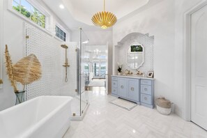 Shower, towels - Ultra Luxury Lakefront Mansion in Porto Cima GV (Sunrise Beach)