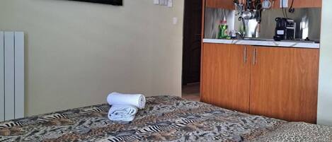 1 habitación, tabla de planchar con plancha, wifi y ropa de cama