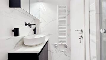 Secadora de cabello, toallas, jabón, papel de baño