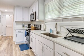Réfrigérateur, micro-ondes, plaque de cuisson, cafetière/bouilloire