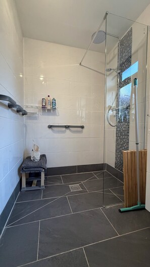 Douche, séchoir à cheveux, serviettes fournies, savon