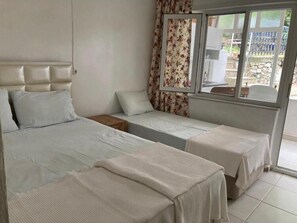 Basic trippelrum - utsikt mot trädgården | Gratis wi-fi