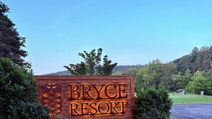 A wooden sign for Bryce Resort with a mountain backdrop. - Cozy 3bedroom home w AC, WiFi, in a golf retreat, nestled in the scenic mountain (Basye)