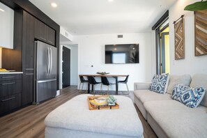 Smart TV, books - The Zinnia-Comfortable 3BR Retreat with A/C, Pool, Hot Tub & Great Location (San Diego)