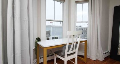 Charming Downtown Gem ~ 2min to Salem ~ Workspace!